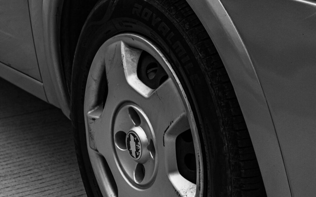 El fin de los bordillazos: Cómo reparar las llantas arañadas de tu coche.